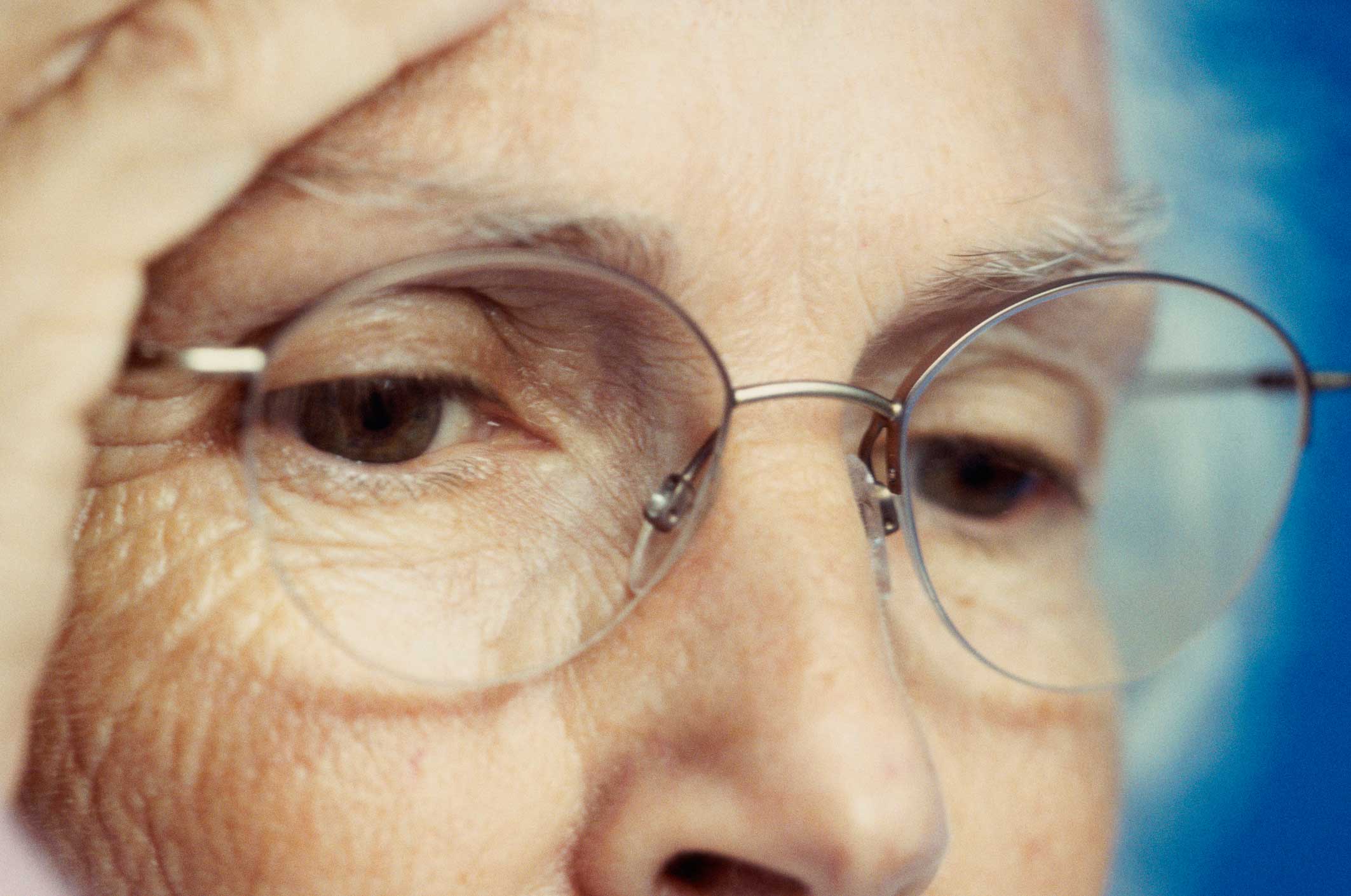 Еще вовсе человек не пожилой имевший глаза. Нарушение зрения у пожилых людей. Зрение у пожилых. Глаза пожилого человека. Плохое зрение у пожилых.