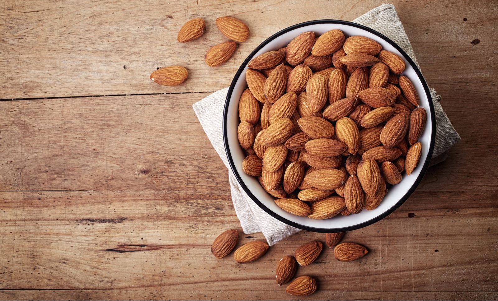 A doctor shares tips to choose the best snack for weight loss. Learn the benefits of substituting almonds for unhealthy snacks.