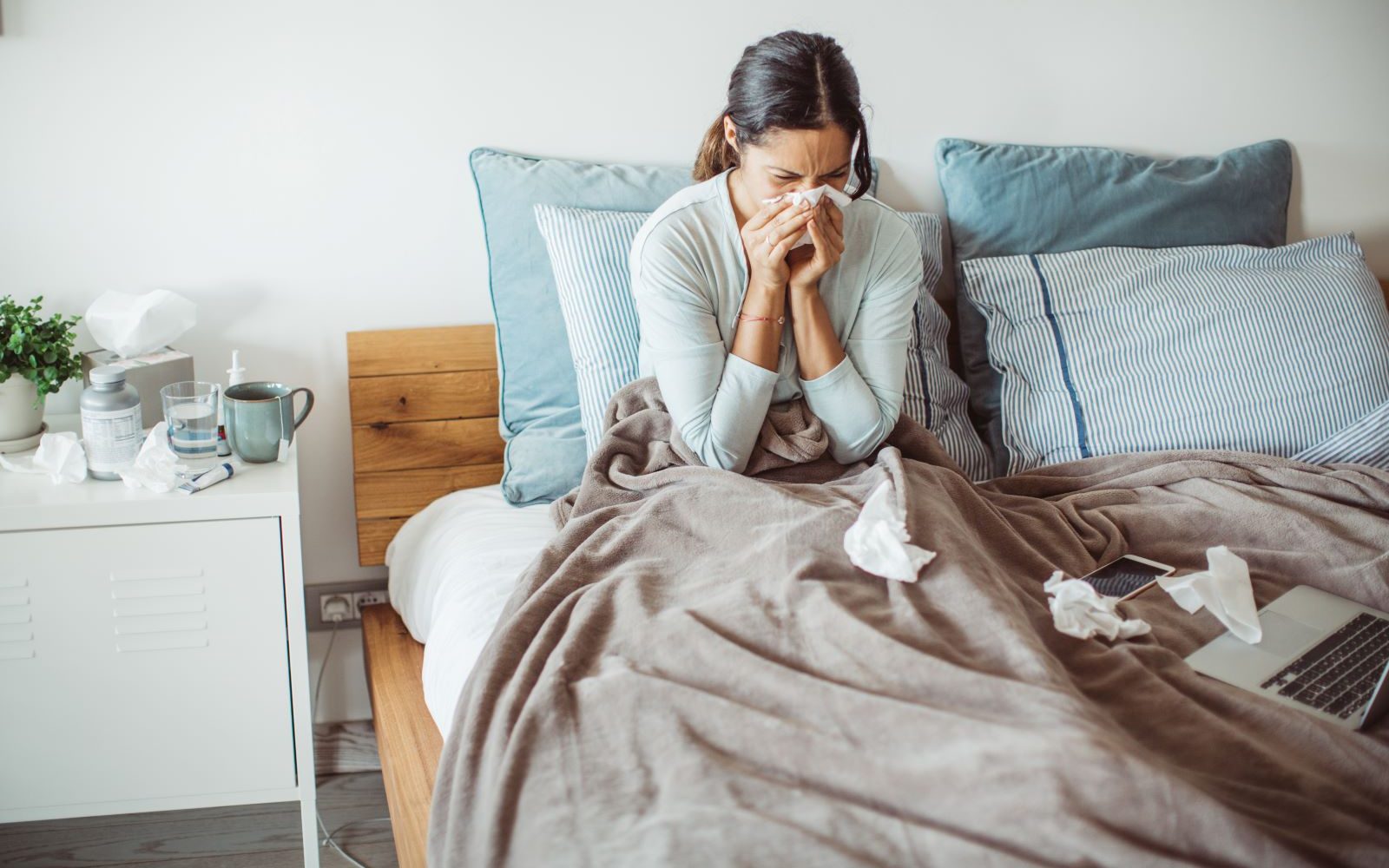 An expert offers a few ways to tell the difference between a cold, sinus infection and allergies so you can best treat your condition.