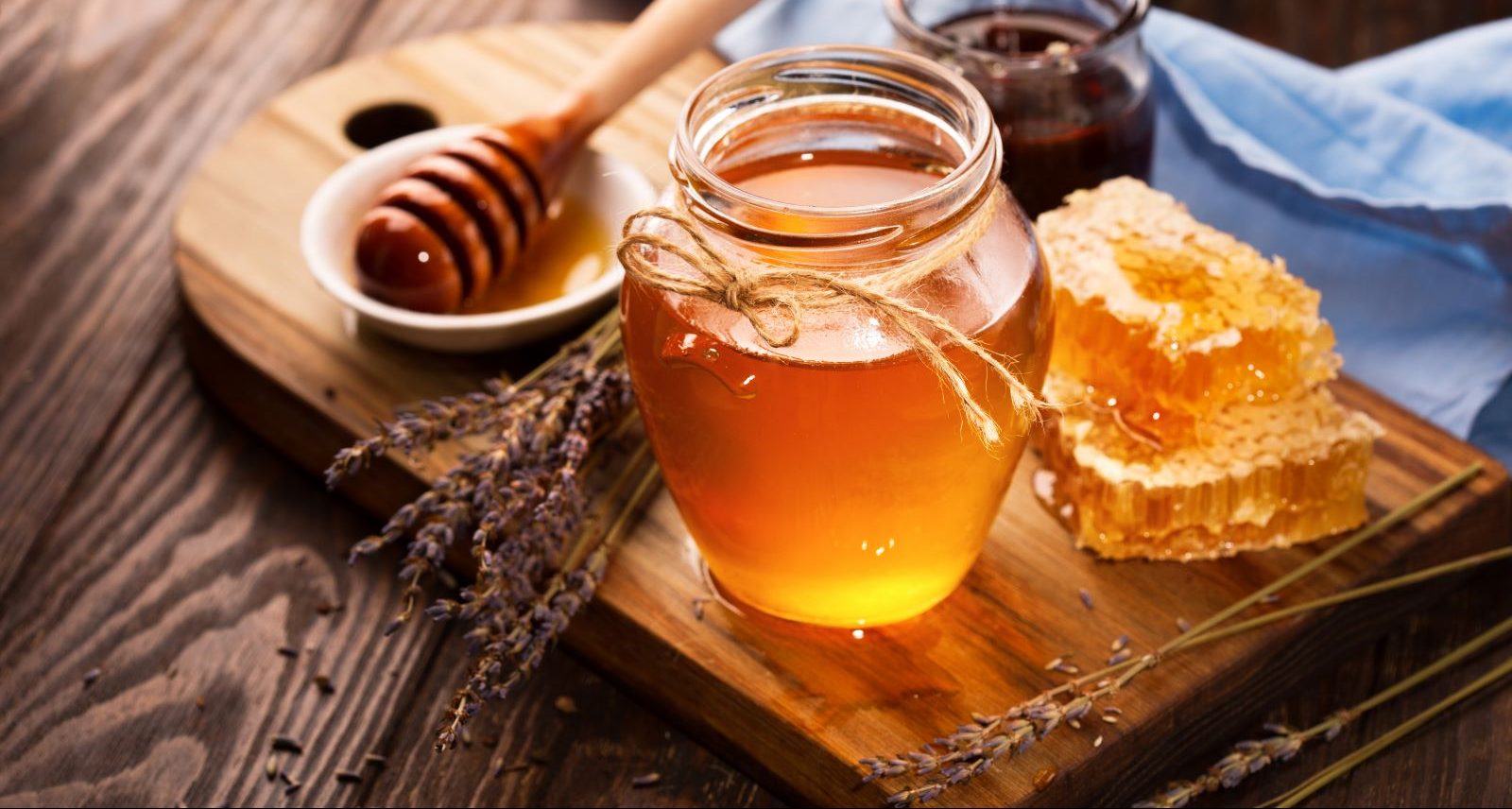 According to new research, honey – especially Robinia, clover and unprocessed raw honey – can improve blood sugar and cholesterol levels.