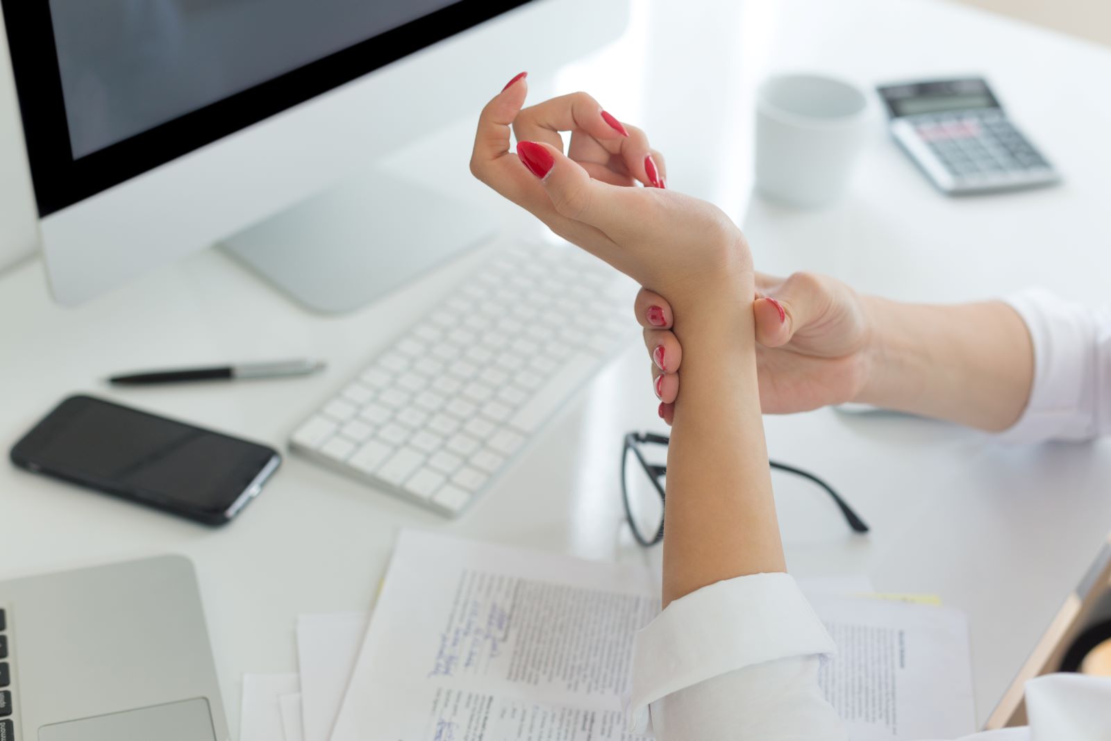 If you work at a desk, you’re prone to a hand or wrist injury like carpal tunnel. Here’s when to get treated.