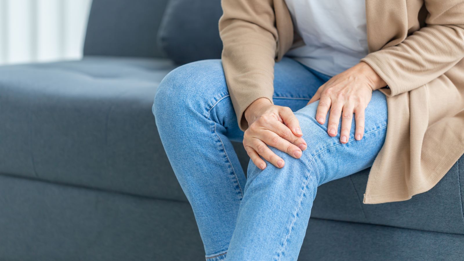 Knee pain is common, and home remedies can help improve it quickly and easily. Here are three simple steps you can take to feel better.
