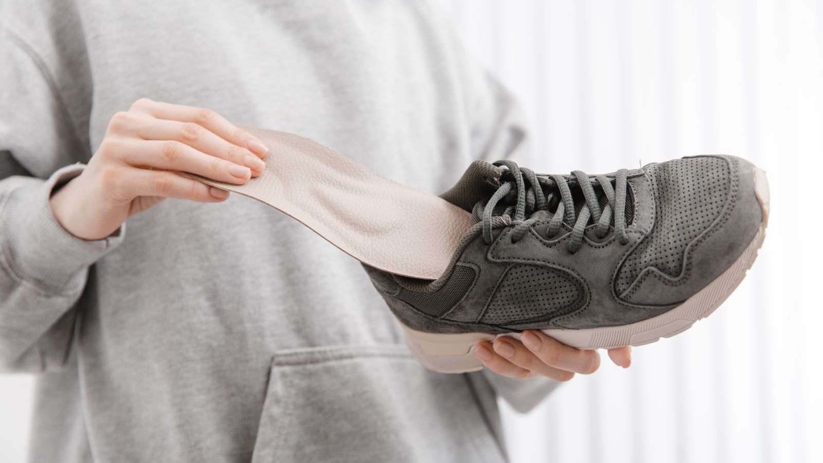 How do you know if you could benefit from shoe inserts? Here are four signs to look for, according to an expert.