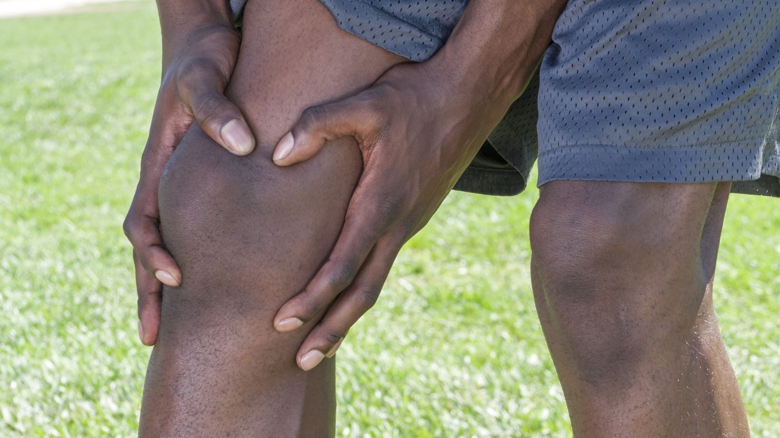 If your knee is swollen, it's usually a sign that something's going on with the joint. But is it time to see a doctor?