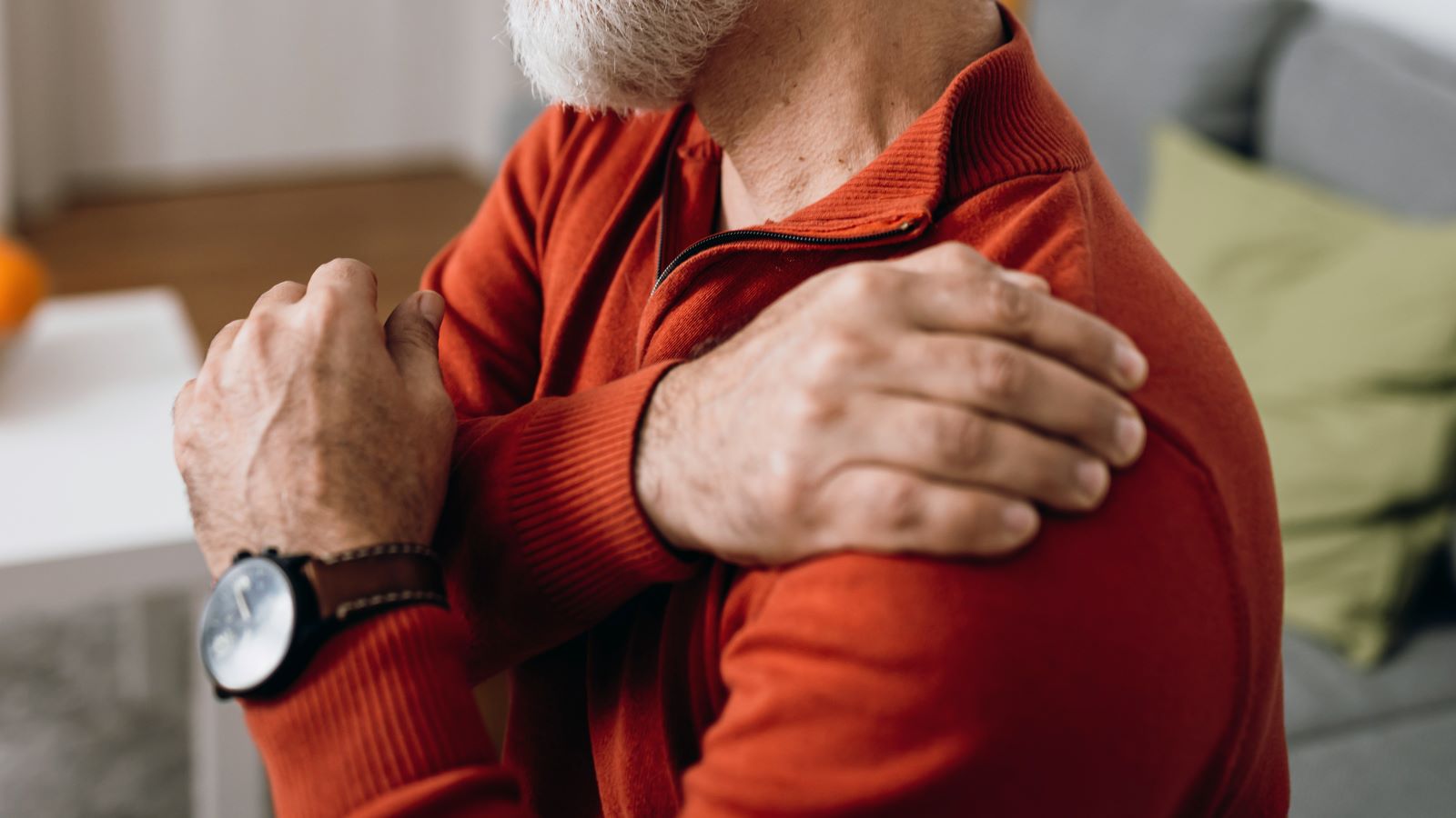 6 Signs Your Shoulder Pain Is From a Torn Labrum