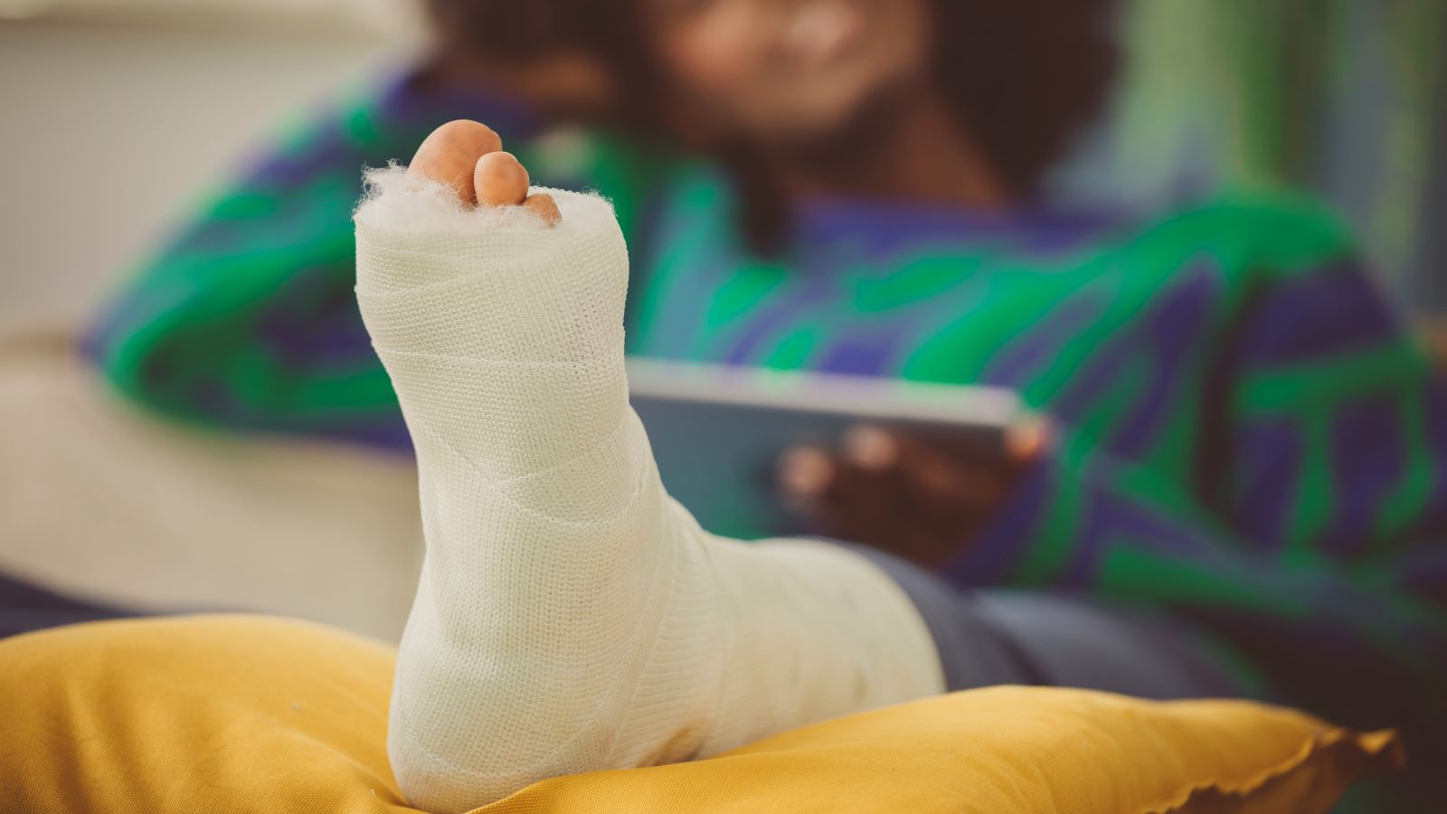 How to Stay Comfortable in a Cast, According to an Orthopedic Surgeon